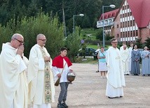 ▲	O. Paweł Kozacki OP (drugi z lewej) święci nowe miejsce  do parkowania.