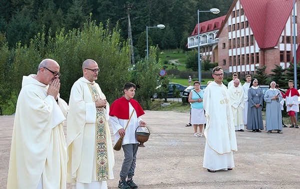 ▲	O. Paweł Kozacki OP (drugi z lewej) święci nowe miejsce  do parkowania.