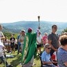 Pokropienie wodą święconą uczestników Mszy św. na Buczniku