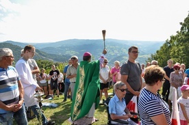 Pokropienie wodą święconą uczestników Mszy św. na Buczniku