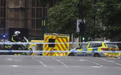 Samochód wjechał w barierę przed brytyjskim parlamentem 
