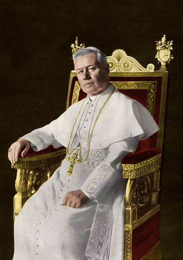 Pius X – Giuseppe Sarto – urodził się w Riese koło Wenecji jako syn wiejskiego listonosza. Święcenia kapłańskie przyjął w 1858 r. W 1884 r. został biskupem Mantui. W 1892 r. Leon XIII wyniósł go do godności patriarchy Wenecji, a następnie mianował kardynałem. 4 sierpnia 1903 r. Kolegium Kardynałów wybrało go na papieża. Zmarł w Watykanie 20 sierpnia 1914 r. W 1951 r. odbyła się beatyfikacja Piusa X, a trzy lata później – kanonizacja.