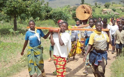 Polscy karmelitanie rozpoczęli misje w Afryce w 1971 r. Najpierw w Burundi, potem w Rwandzie, gdzie są do dziś.