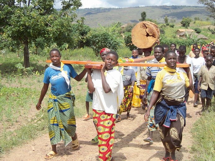 Polscy karmelitanie rozpoczęli misje w Afryce w 1971 r. Najpierw w Burundi, potem w Rwandzie, gdzie są do dziś.