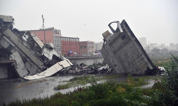 Zawalił się fragment mostu na autostradzie we Włoszech