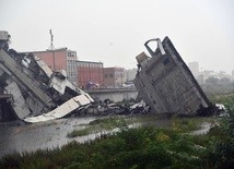 Zawalił się fragment mostu na autostradzie we Włoszech