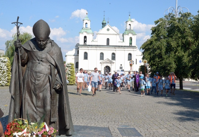 Wejście pielgrzymki radomskiej - Aleje NMP