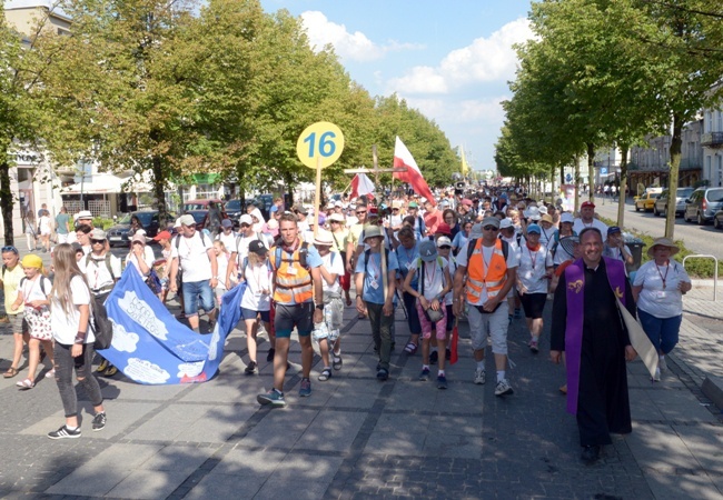 Wejście pielgrzymki radomskiej - Aleje NMP