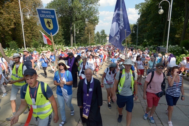 Wejście pielgrzymki radomskiej - Aleje NMP