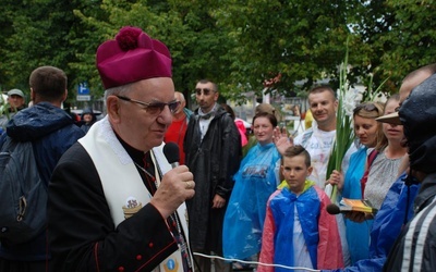 Abp Stanisław czekał na wchodzących pielgrzymów