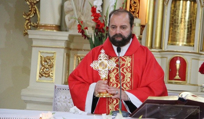 O. Jan Skonieczny OFMConv z relikwiami św. Maksymiliana