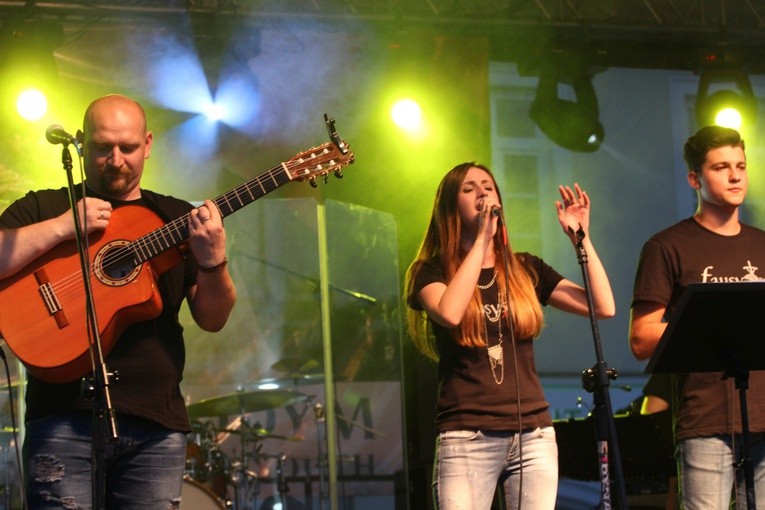 Festiwal otworzy koncert pieśni patriotycznej, który poprowadzi zespół Fausystem z Piotrem Mireckim