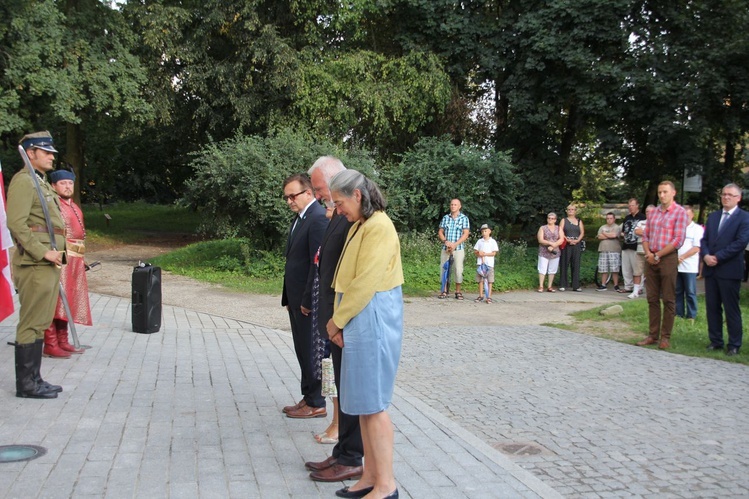 W hołdzie ochotnikom dzikowskim