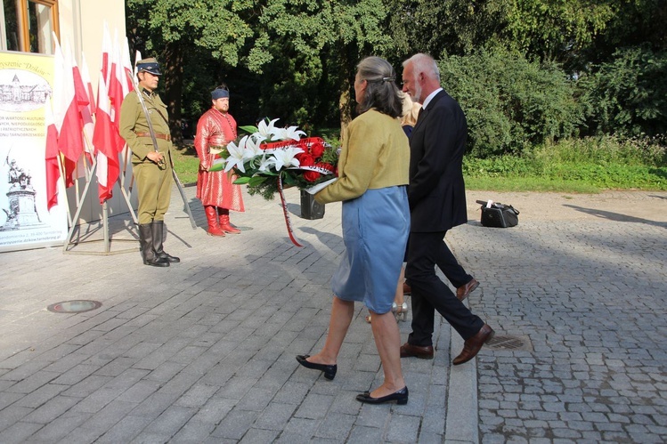 W hołdzie ochotnikom dzikowskim