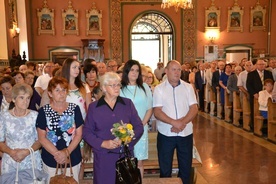 Na liturgię wierni przynieśli zioła i kwiaty, które poświęcił biskup