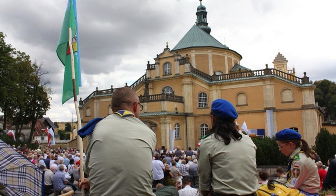 Po Mszy odbył się Apel Pamięci z udziałem wojskowej asysty honorowej 