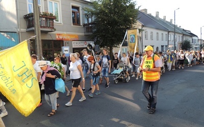 Pątnicy wyruszyli po porannej Mszy św.