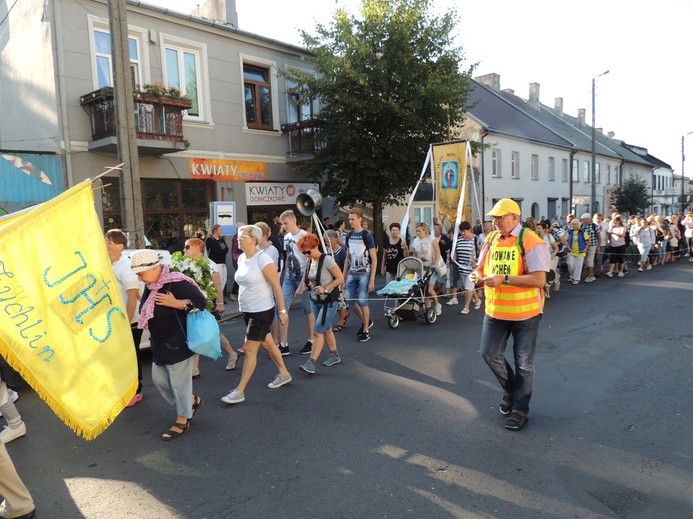 Pątnicy wyruszyli po porannej Mszy św.