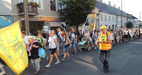 Pątnicy wyruszyli po porannej Mszy św.