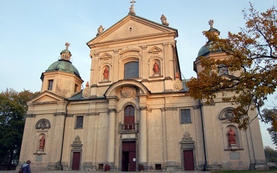 Fronton barokowej świątyni, która w 1974 r., wobec zbliżającego się Roku Świętego, została ogłoszona bazyliką mniejszą