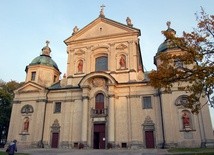 Fronton barokowej świątyni, która w 1974 r., wobec zbliżającego się Roku Świętego, została ogłoszona bazyliką mniejszą