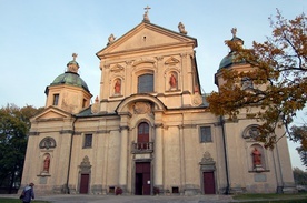 Fronton barokowej świątyni, która w 1974 r., wobec zbliżającego się Roku Świętego, została ogłoszona bazyliką mniejszą