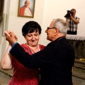 Biskup w kościele tańczył z kilkoma kobietami tango