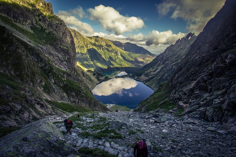 Tatry: Oblężone Morskie Oko i awantury na przepełnionych parkingach