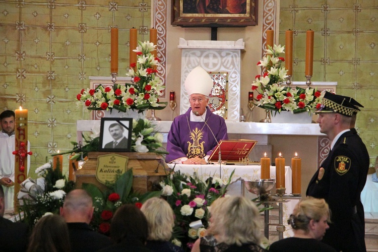 Mszy św. pogrzebowej przewodniczył biskup łowicki Andrzej F. Dziuba