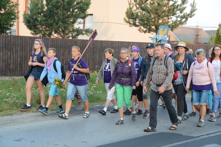 Pielgrzymi zdobywają Jasną Górę