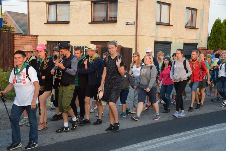 Pielgrzymi zdobywają Jasną Górę