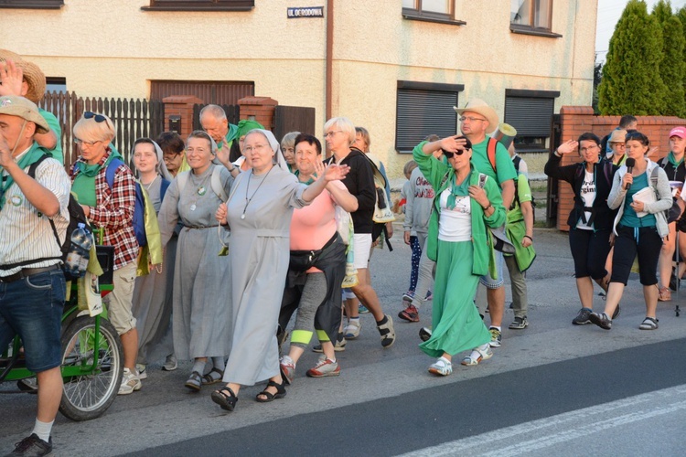 Pielgrzymi zdobywają Jasną Górę