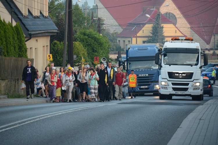 Pielgrzymi zdobywają Jasną Górę