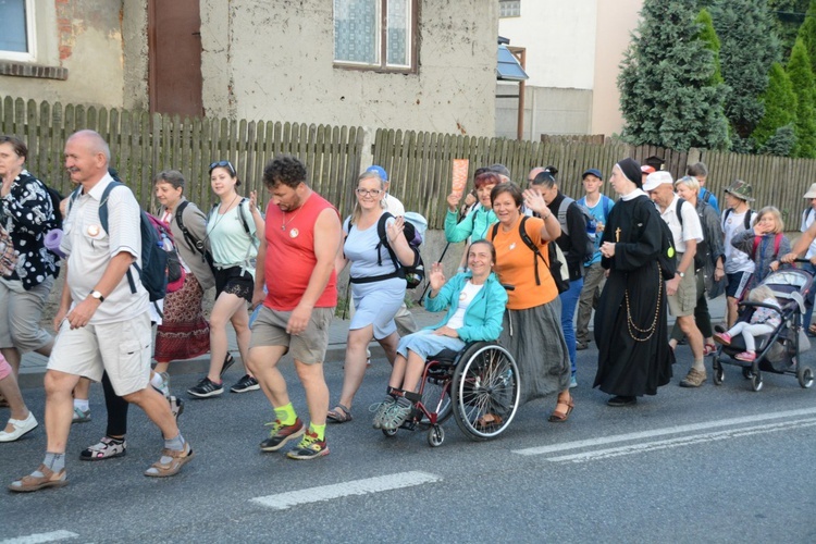 Pielgrzymi zdobywają Jasną Górę