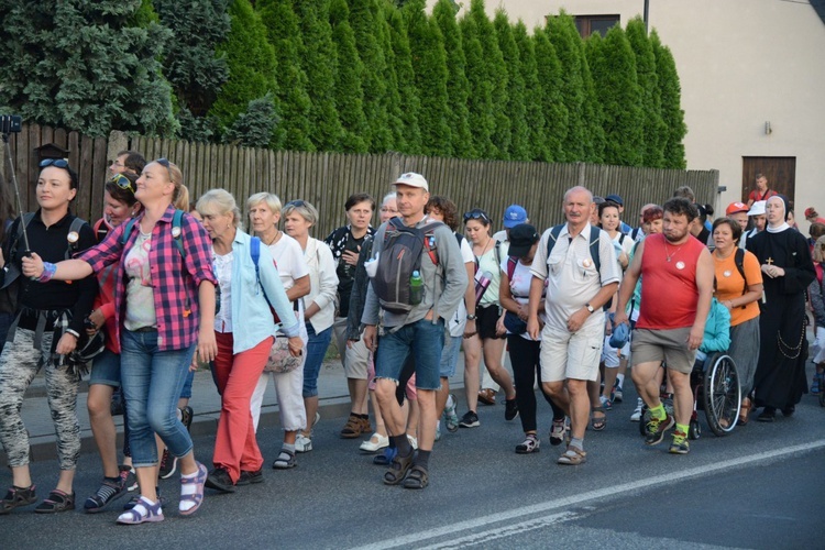 Pielgrzymi zdobywają Jasną Górę