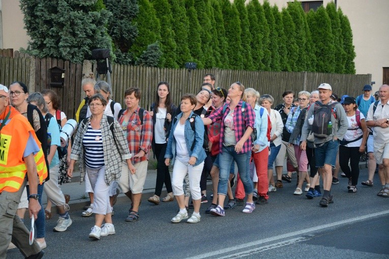 Pielgrzymi zdobywają Jasną Górę