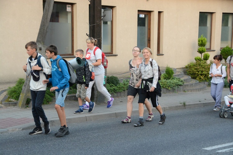 Pielgrzymi zdobywają Jasną Górę