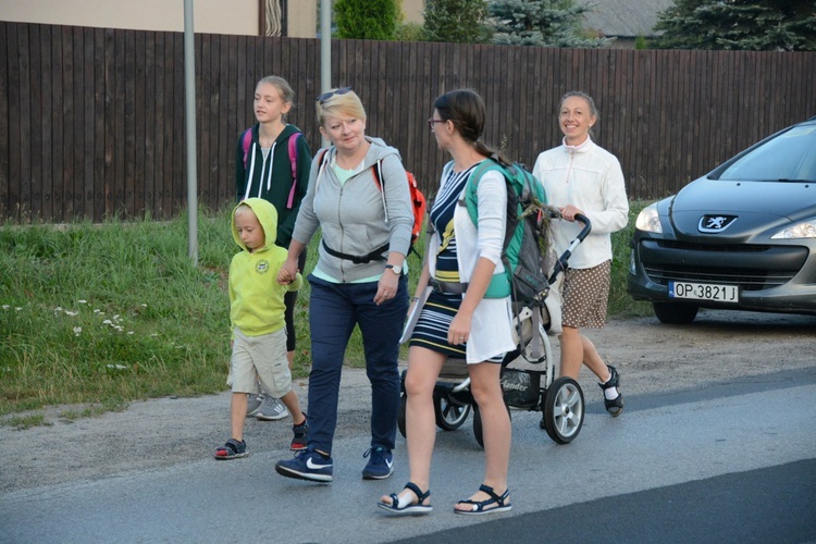 Pielgrzymi zdobywają Jasną Górę