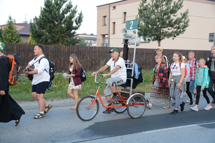 Pielgrzymi zdobywają Jasną Górę