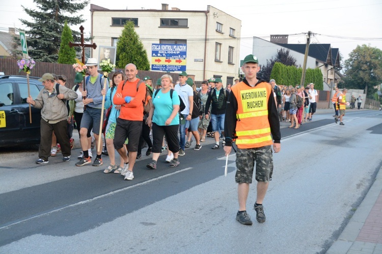 Pielgrzymi zdobywają Jasną Górę