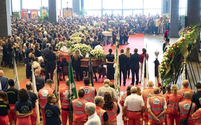 Państwowy pogrzeb 19 ofiar katastrofy w Genui