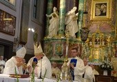 Kard. Stanisław Dziwisz przekazuje bp. Henrykowi Tomasikowi relikwie św. Jana Pawła II, koronatora obrazu w Studziannie