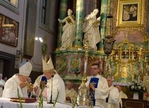 Kard. Stanisław Dziwisz przekazuje bp. Henrykowi Tomasikowi relikwie św. Jana Pawła II, koronatora obrazu w Studziannie