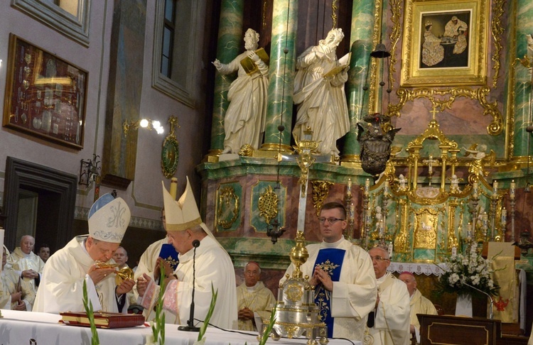 Kard. Stanisław Dziwisz przekazuje bp. Henrykowi Tomasikowi relikwie św. Jana Pawła II, koronatora obrazu w Studziannie