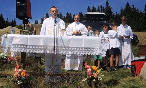 Księża: Adrian Trzopek i Piotr Rutkowski podczas Mszy św. na Rycerzowej