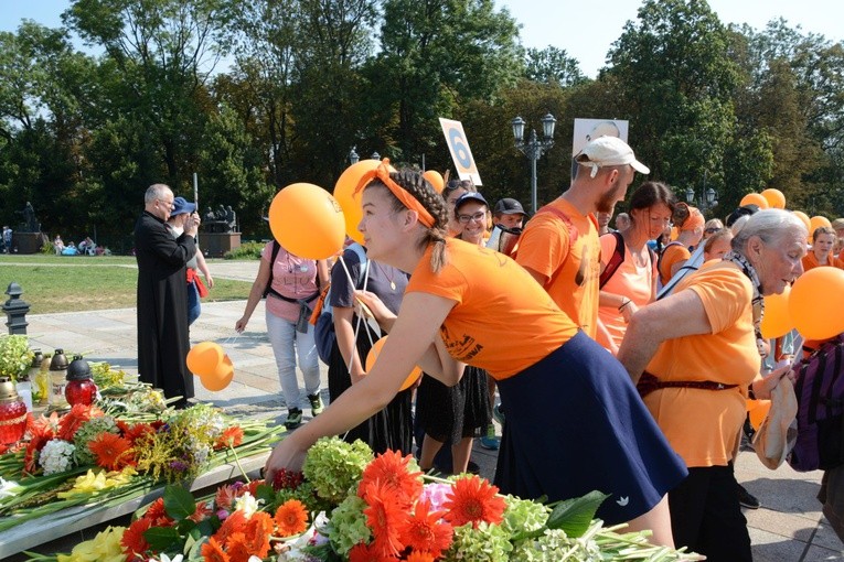"Szóstki" meldują się u Matki Bożej