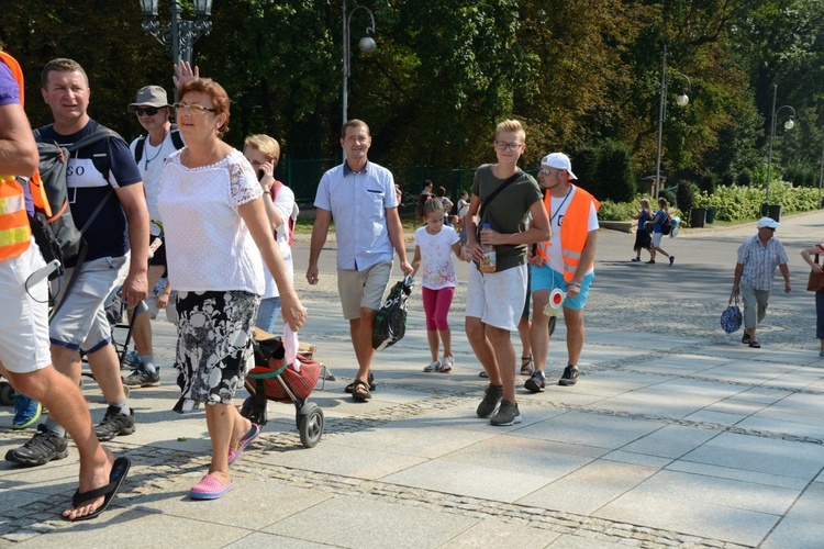 "Szóstki" meldują się u Matki Bożej