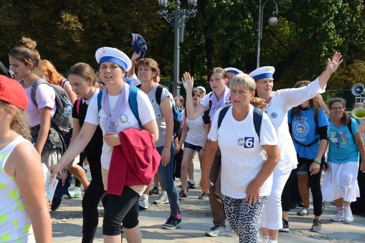 "Szóstki" meldują się u Matki Bożej