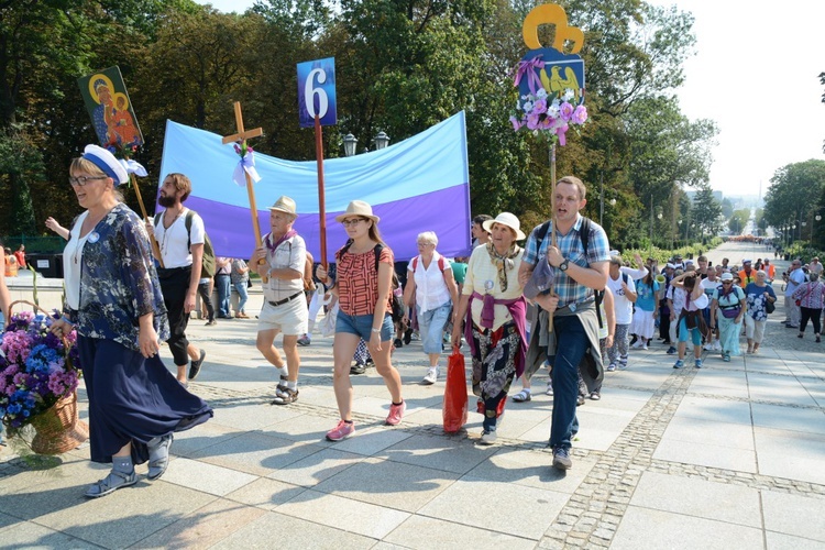 "Szóstki" meldują się u Matki Bożej