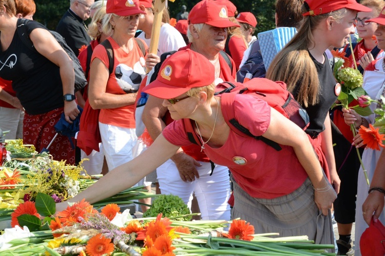 "Szóstki" meldują się u Matki Bożej